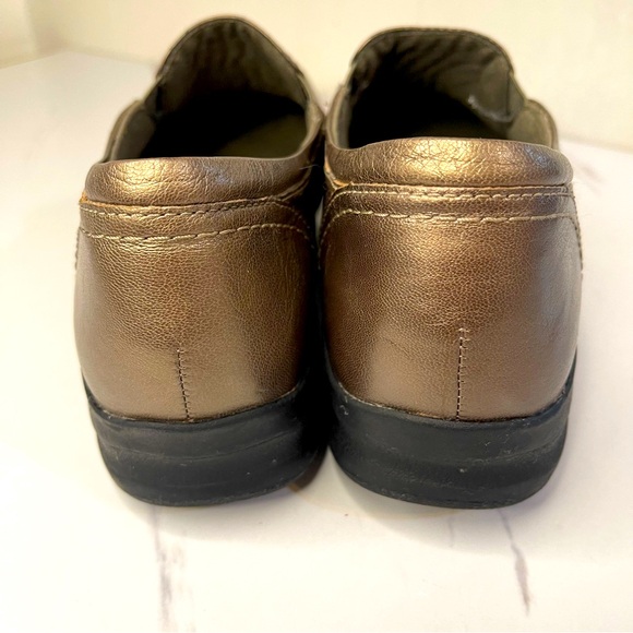 Clarks In Motion Walking Shoes Women’s 9.5 Bronze Leather Comfy Loafers Slip On - Picture 4 of 9